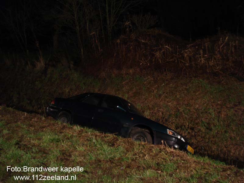 Auto in de sloot Kelhoekseweg. Kapelle